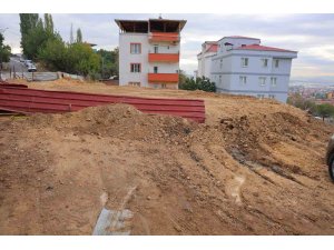 Kahramanmaraş’ta temel kazısında çöken alan ve yol toprakla dolduruldu