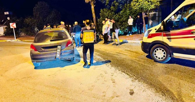 Antalya’da otomobil palmiyeye çarptı: 2 yaralı