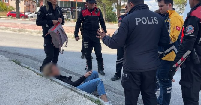 Yoldan geçen araçların önüne atladı, polis ekiplerine zor anlar yaşattı