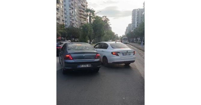 Trafikte tartışan iki sürücü, 180 bin liralık cezayı yememek için araçlarından inmedi