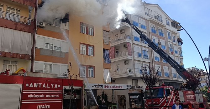 Antalya’da 5 katlı binada yangın: Mahsur kalan 2’si çocuk 4 kişiyi itfaiye kurtardı