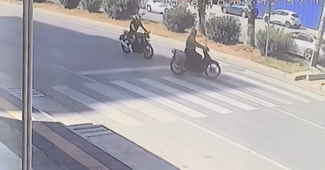 Motosikletler çarpıştı, sürücülerden biri hayatını kaybetti: Kaza anı kamerada