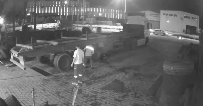 45 günlük evli çiftin yaralandığı kaza kamerada