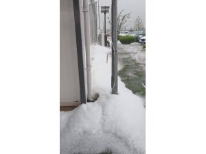 Hatay’da dolu yağışı çevreyi beyaza bürüdü