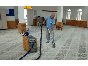 Akdeniz’de ibadethanelerin temizliği düzenli olarak yapılıyor
