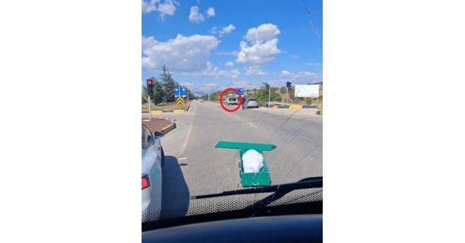 İçinde cenaze bulunan tabut, seyir halindeki cenaze nakil aracından yola düştü