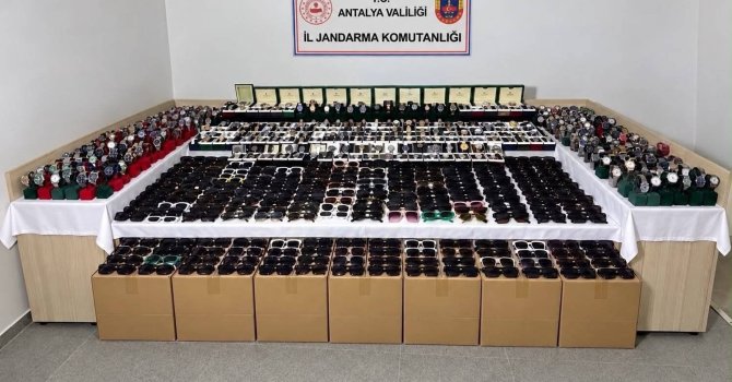 Antalya’da piyasa değeri yaklaşık 5 milyon TL olan kaçak gözlük ve saat ele geçirildi