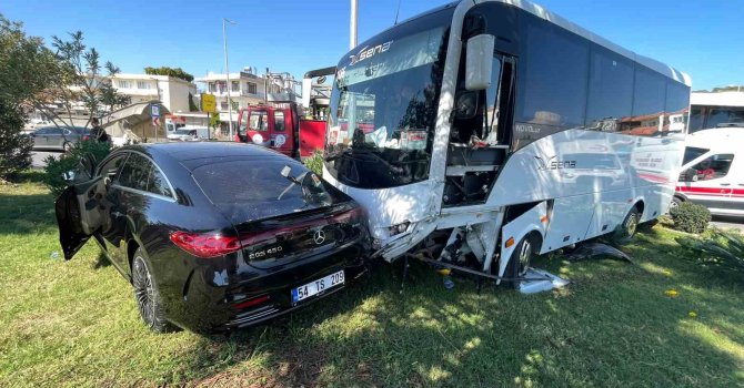 Antalya’da midibüs ile otomobilin çarpışma anı kamerada: 2 yaralı