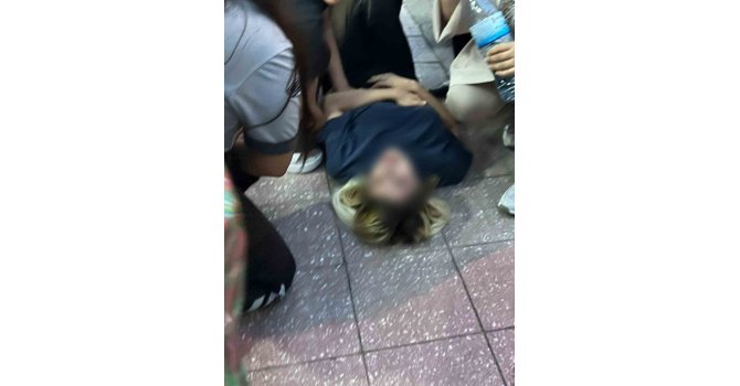 Yolda yürürken kocası tarafından bıçaklandı