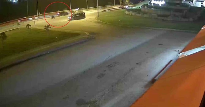Kontrolsüz dönen otomobil motosiklete çarptı: 1 yaralı