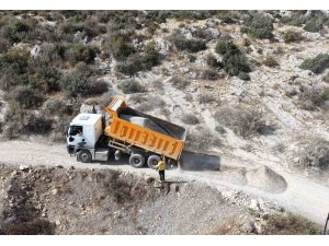 Tarsus’un kırsal mahallelerinde yol çalışmaları sürüyor