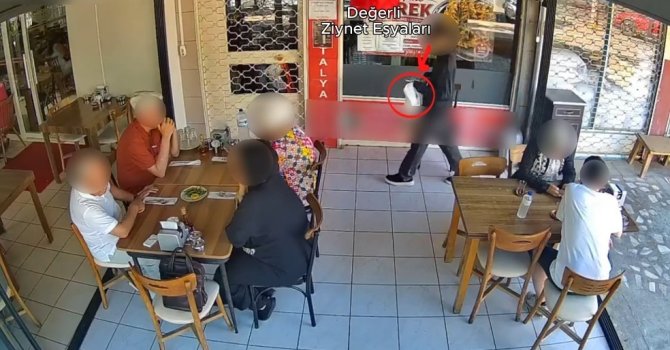Telefonda kendisini polisi olarak tanıtan dolandırıcılara milyonluk ziynet eşyasını verdi