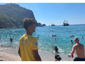 Antalya plajlarında ekim ayında yazdan kalma günler