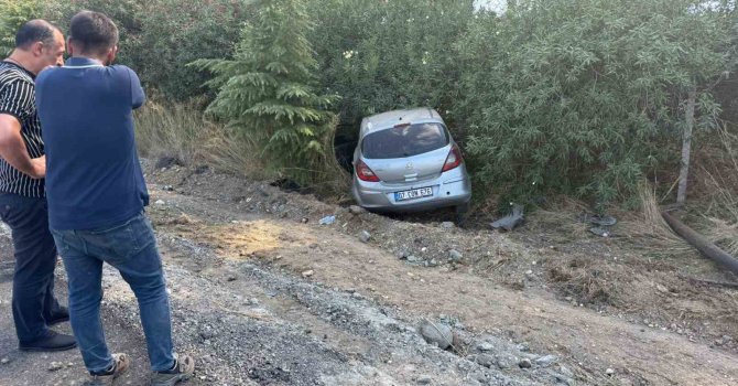 Serik’te kontrolden çıkan otomobil şarampole yuvarlandı