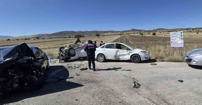 Burdur’da 3 aracın karıştığı kazada 1 kişi hayatını kaybetti, 7 kişi yaralandı