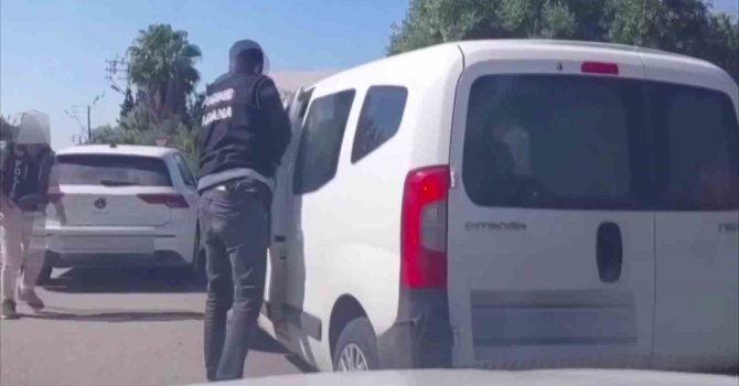 Torbacıların aracının önünü kestiler: 9 kilo skunk ele geçirildi