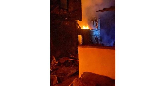 Yanan ev küle döndü