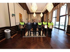 Örnek davranışıyla Bakan Çiftçi’nin takdirini toplayan polis memurlarına başarı belgesi verildi