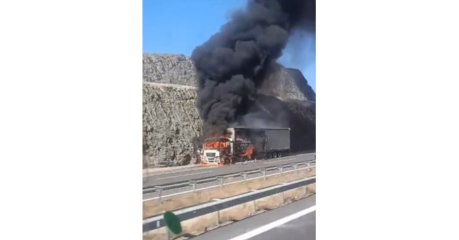 Mersin’in otoyolda iki tır yandı