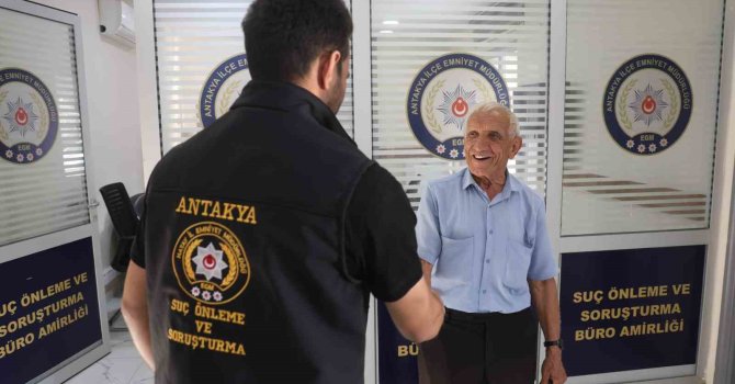 75 yaşındaki adamı seninle evleneceğin diyerek kandıran 30 yaşındaki kadın, altınları alıp baklava bahanesiyle kaçtı
