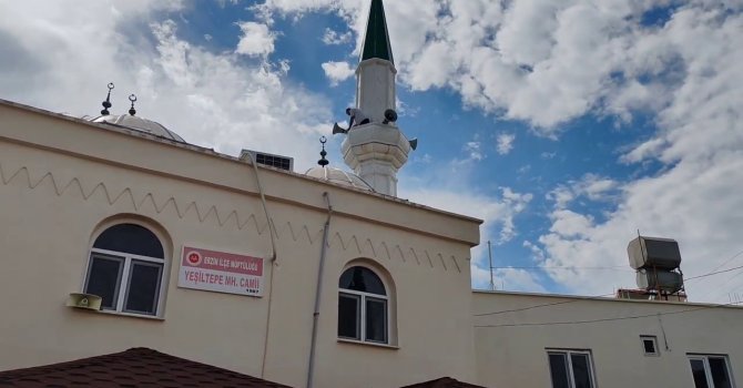 Yıldırımın isabet ettiği camide elektronik eşyalar kullanılamaz hale geldi