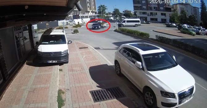 Antalya’da otomobil ile motosikletin çarpışma anı kamerada
