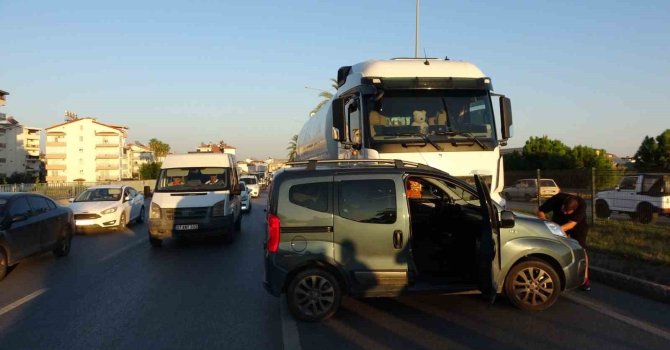 Manavgat’ta LPG tankeri, hafif ticari araçla çarpıştı
