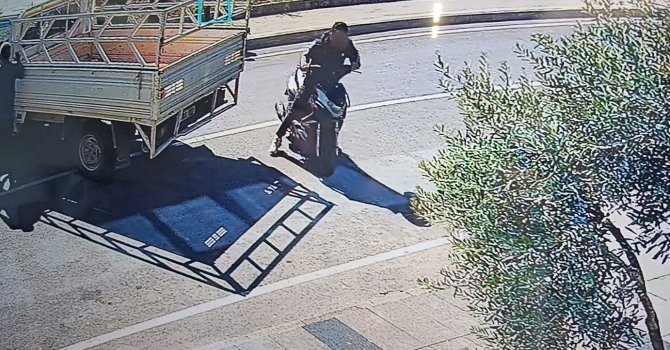 Antalya’da kamyonetle çarpışan motosikleti kaza yerinden kaçırdı