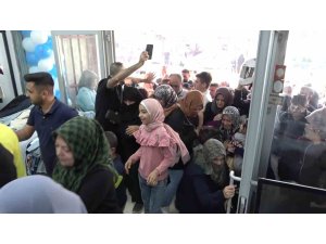 Kahramanmaraş’ta giyim mağazasında indirim izdihamı