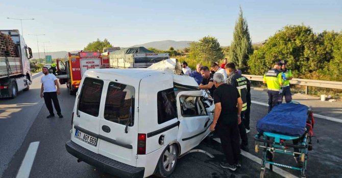 Mersin’de otomobil çekiciye arkadan çarptı: 2 ölü, 1 yaralı