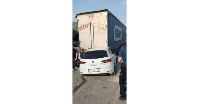 Tarsus’ta otomobil park halindeki tıra arkadan çarptı, sürücü yaralandı