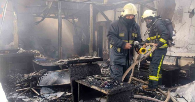 Antalya’da depoda çıkan yangın büyümeden söndürüldü
