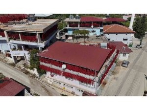 Kurutmalık biberler mahalleyi kırmızıya bürüdü