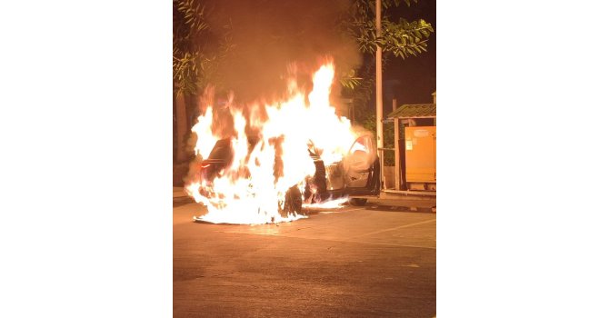 Alanya’da istasyonda şarj olan elektrikli araç yandı