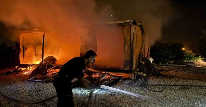 Konteyner ev yangında kullanılamaz hale geldi