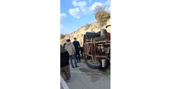 Burdur’da yük kamyonu devrildi: 1 yaralı