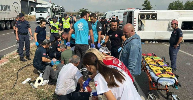 Antalya-Isparta yolunda midibüs devrildi, yaralılar var