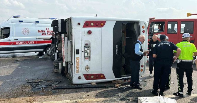Antalya-Isparta Karayolunda yolcu midibüsü devrildi: 1’i ağır 17 yaralı
