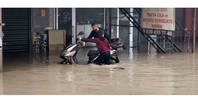 Silifke sele teslim: Dereler taştı, araçlar sular altında kaldı