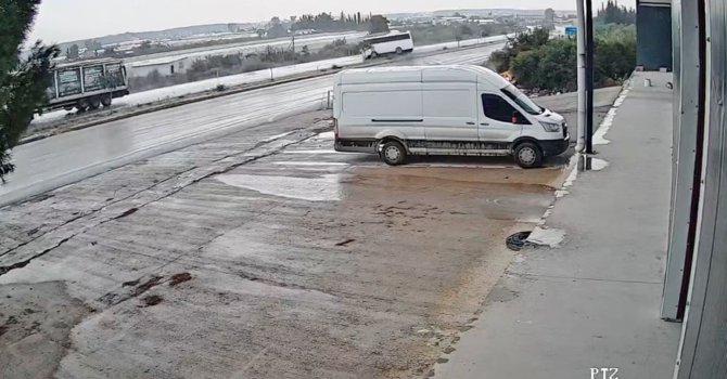 Antalya’da 17 kişinin yaralandığı midibüs kazası güvenlik kamerasında