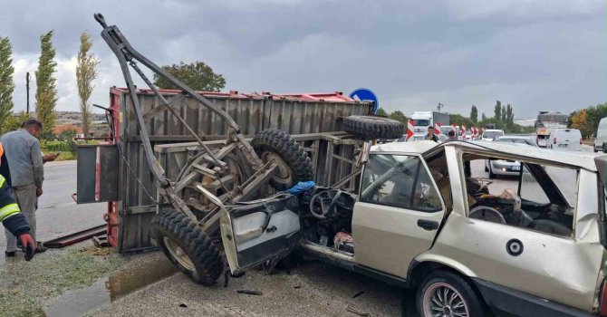 Burdur’da traktör ile otomobil çarpıştı: 1 ağır yaralı