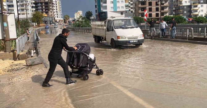 Mersin Erdemli’de sağanak yağış etkili oldu, su birikintileri oluştu