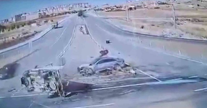 MHP’li vekilin yaralandığı kaza kamerada