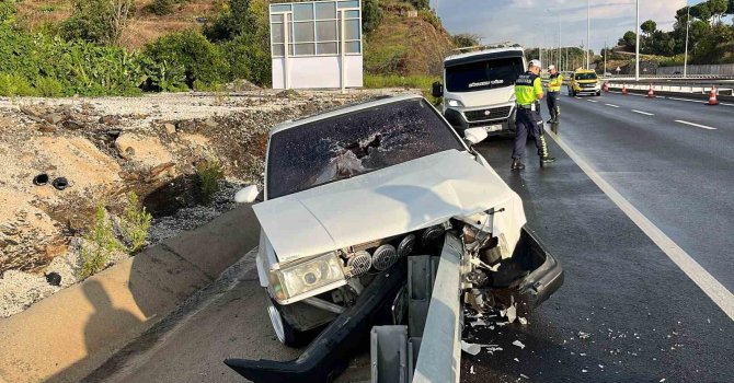 Tofaş otomobil, demir bariyerlere ok gibi saplandı, sürücü yaralandı