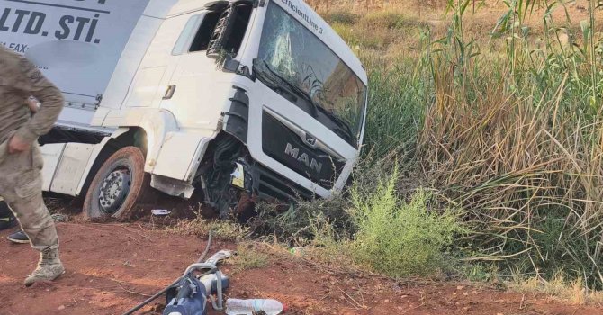 Cilvegözü Sınır Kapısı’nda kontrolden çıkan tır zeytin bahçesine uçtu: 1 yaralı
