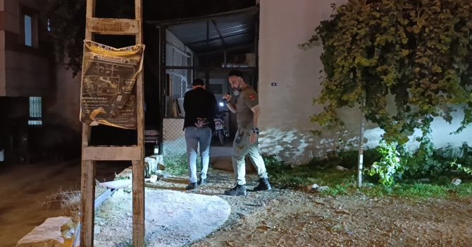 Plakasız motosikletle gelen şüpheli 1 kişiyi ayağından vurdu