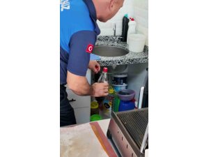 Gıda ürünleriyle deterjanı aynı dolaba koyan kantinci kendini "Abi vallahi yerimiz dar" diyerek savundu