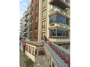 Payas’ta balkon boşluğunda mahsur kalan güvercin kurtarıldı