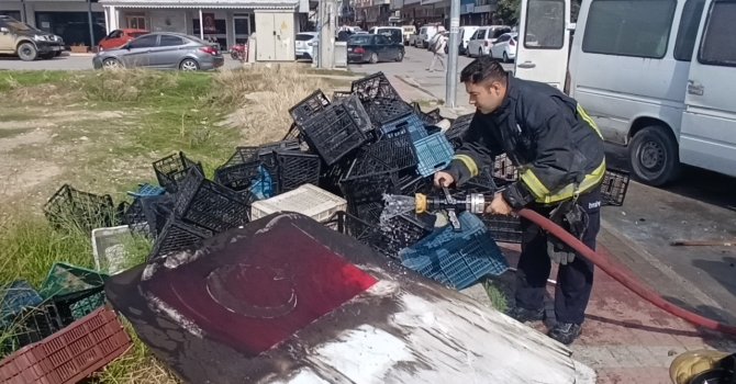 Yanan aracı söndüren itfaiyenin suyu, Türk bayrağı için aktı