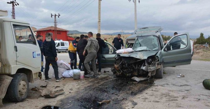 Antalya’da iki kamyonet çarpıştı: 1 ölü, 2 yaralı